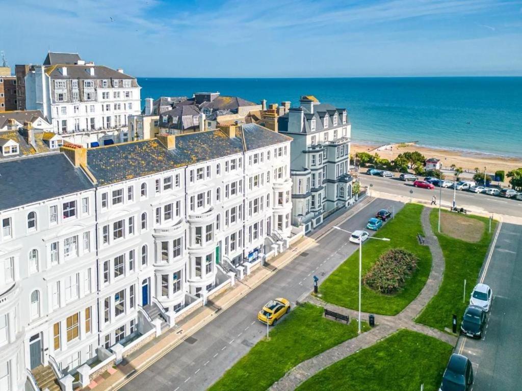Oyo West Rocks Townhouse Hotel Eastbourne Exterior photo